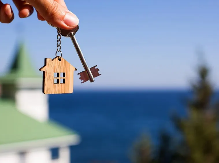 Wooden,Pendant,Of,A,House,And,Key.,Background,Of,Sea, Wooden,Pendant,Of,A,House,And,Key.,Background,Of,Sea,